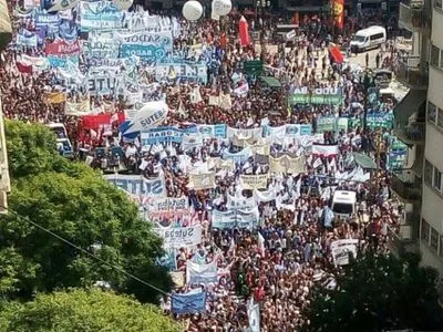 Тысячи аргентинских учителей вышли на забастовку в Буэнос-Айресе