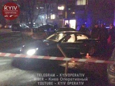 В центре Киева расстреляли авто: водитель скончался на месте