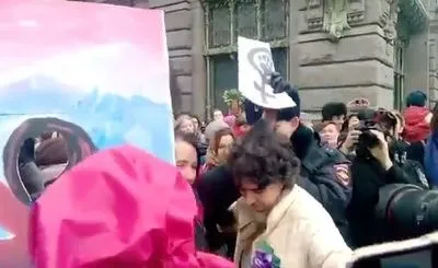 На акції в Санкт-Петербурзі затримали 10 феміністок