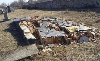 Невідомі зруйнували пам'ятник жертв Голокосту на Одещині