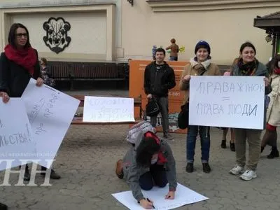 Акцію проти насильства над жінками намагалися зірвати в Ужгороді
