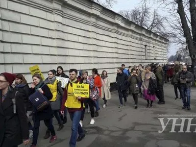 Несколько неизвестных попытались облить зеленкой активистов за права женщин в Киеве