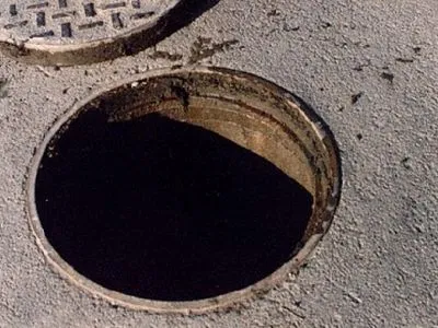 Тіло чоловіка виявили у каналізаційному колодязі на Житомирщині