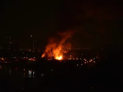 В Киеве на Троещине сильный пожар в банном комплексе