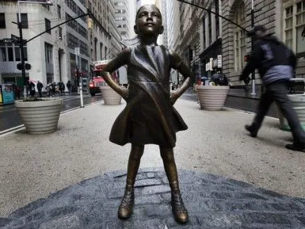 У Нью-Йорку з'явилась статуя на честь "Зухвалої дівчинки"