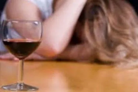 В Хмельницкой области несовершеннолетняя студентка отравилась суррогатным алкоголем