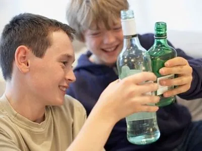 Трое подростков отравились алкоголем во Львовской области