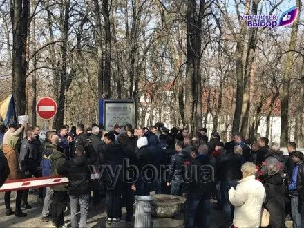 bilya-mogili-t-shevchenka-skoyeno-napad-na-aktivistiv-ukrayinskogo-viboru