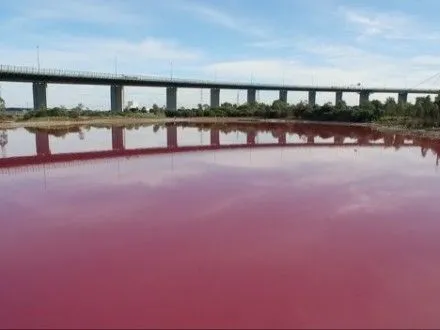 Солоне озеро в Австралії стало рожевим через зміни погодних умов