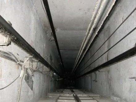 Двое мужчин упали в шахту лифта заброшенного дома в Харькове