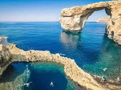На Мальте обвалилась известная среди туристов гора "Лазурное окно"