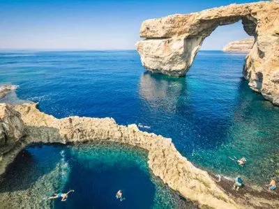 На Мальте обвалилась известная среди туристов гора "Лазурное окно"
