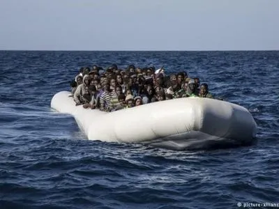 Проводники нелегальных мигрантов убили в Ливии более 20 беженцев