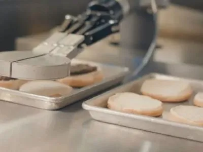 В Калифорнии роботов привлекли к приготовлению бургеров