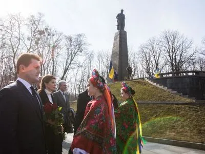 Дружина Президента вшанувала пам'ять Т.Шевченка у Каневі