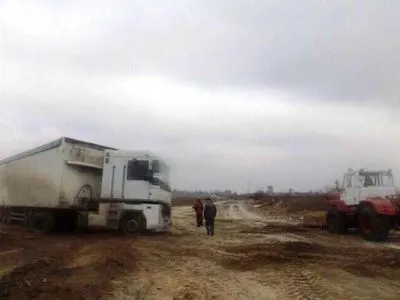 Вантажівка із львівським сміттям застрягла на Рівненщині