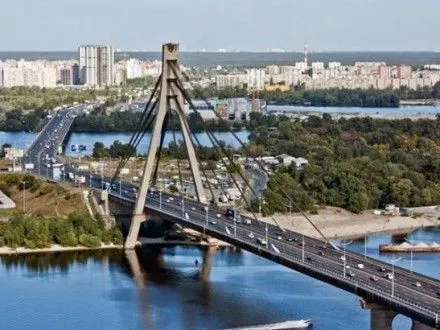 zavtra-chastkovo-obmezhat-rukh-transportu-na-moskovskomu-mostu-v-kiyevi