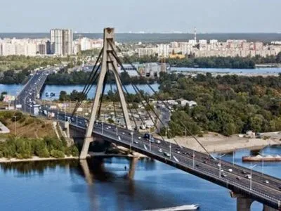 Завтра частично ограничат движение транспорта на Московском мосту в Киеве