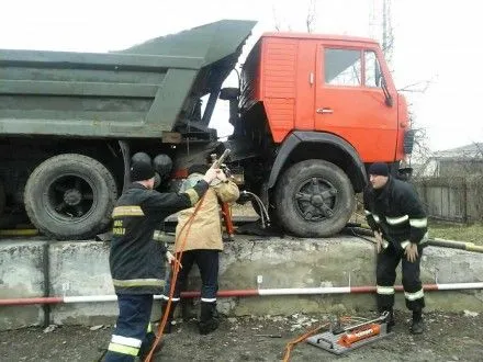Мужчина погиб под кузовом "КамАЗа" в Житомирской области