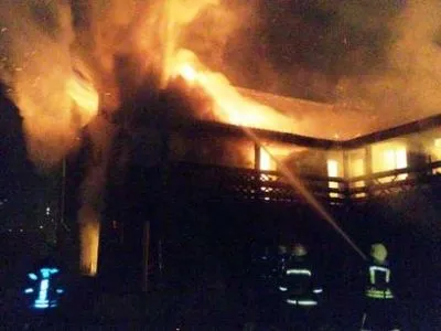 Спасатели ликвидировали пожар банного комплекса в Киеве