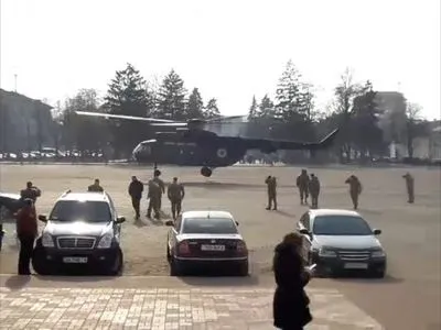 В Чернигове на центральной площади сел военный вертолет