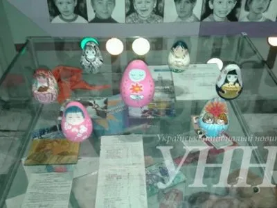 Близько 200 ляльок, розписаних митцями з усього світу, показали у Києві