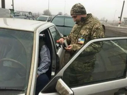 Майже 700 авто зібралось у чергах на КПВВ на Донбасі