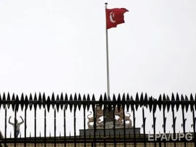 Протестующий в Стамбуле снял с нидерландского консульства флаг