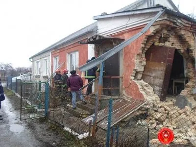 Двух человек спасли из разрушенного дома в Ровно