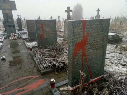 Вандалы осквернили мемориал погибшим полякам во Львовской области
