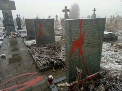Вандалы осквернили мемориал погибшим полякам во Львовской области