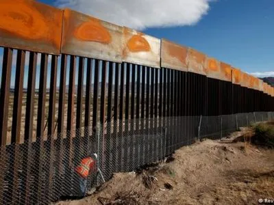 ЗМІ: інтерес до зведення стіни на кордоні США з Мексикою вже виявили понад 600 компаній