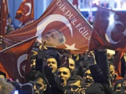В Нидерландах к турецкому консульству вышли сотни протестующих