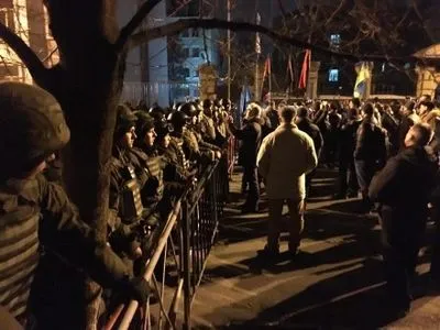 Сотні активістів скандували "Ганьба" на Банковій
