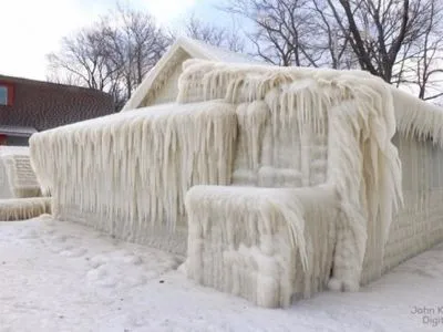 В США дом превратился в ледяную скульптуру