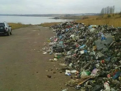 Активісти на Львівщині перекрили міжнародну трасу через сміття