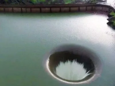 Знаменитый водоворот среди водохранилища в США сняли на видео из воздуха