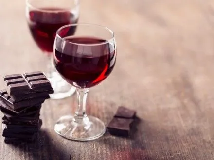 Червоне вино і шоколад допомагають контролювати вагу - вчені