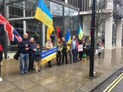 Штаб блокады провел акцию у Лондонской резиденции Р.Ахметова