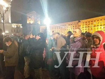 Активисты в Киеве поднялись до Михайловского собора и забросали камнями окна офиса