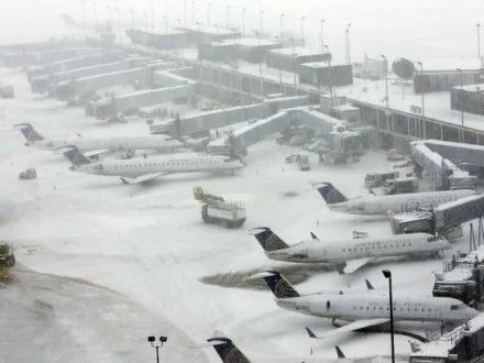 Сніжні заметілі на північному сході США призвели до відміни майже 6 тис. авіарейсів