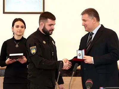 А.Аваков вручил наградное оружие и ведомственные награды 69 бойцам добробатов