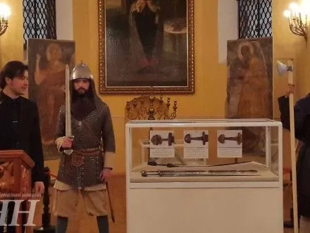 Правоохранителей наградили за возвращение в Украину меча викингов