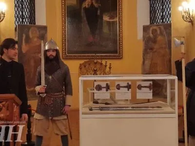 Правоохоронців нагородили за повернення в Україну меча вікінгів