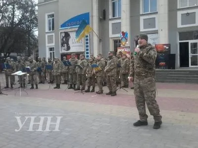 Флешмоб ко Дню добровольца устроили военные музыканты в Хмельницкой области