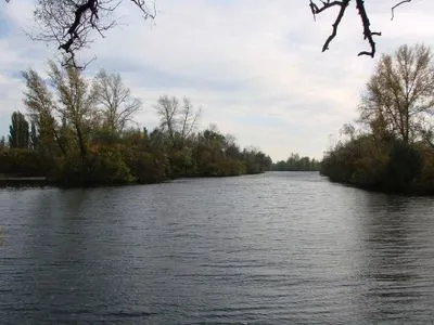 Киевские водолазы нашли тело мужчины в реке Десенка