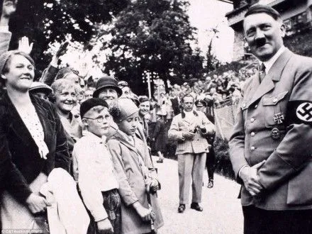 Альбом з особистими фотографіями А.Гітлера продадуть на аукціоні у Великобританії