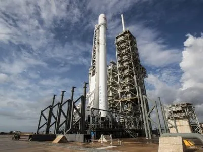 Запуск ракеты Falcon 9 отложили из-за непогоды