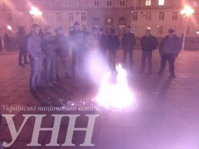 Активисты устроили протестную акцию у Черкасской ОГА