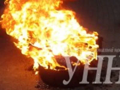 Шини підпалили під будівлею Вінницької обласної ради